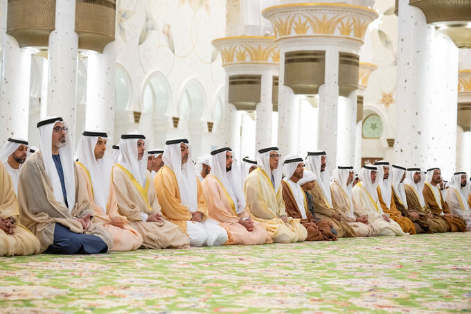 منصور بن زايد وخالد بن محمد بن زايد والشيوخ يؤدون صلاة العيد بجامع الشيخ زايد في أبوظبي