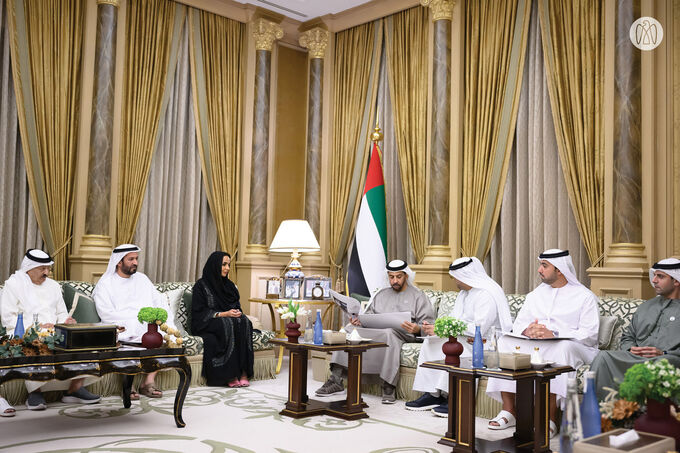 Hamdan bin Zayed receives delegation from National Library and Archives