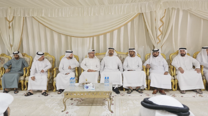 ذياب بن محمد بن زايد يُقدم واجب العزاء في وفاة عبدالرحمن عبدالعزيز العوضي