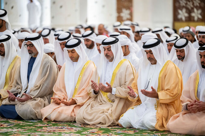 منصور بن زايد وخالد بن محمد بن زايد والشيوخ يؤدون صلاة العيد بجامع الشيخ زايد في أبوظبي