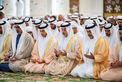 منصور بن زايد وخالد بن محمد بن زايد والشيوخ يؤدون صلاة العيد بجامع الشيخ زايد في أبوظبي