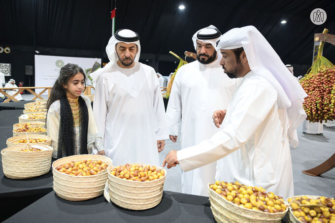 Hamdan bin Zayed visits Liwa Date Festival and reviews latest technologies in palm tree cultivation