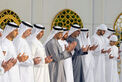 منصور بن زايد وخالد بن محمد بن زايد والشيوخ يؤدون صلاة العيد بجامع الشيخ زايد في أبوظبي