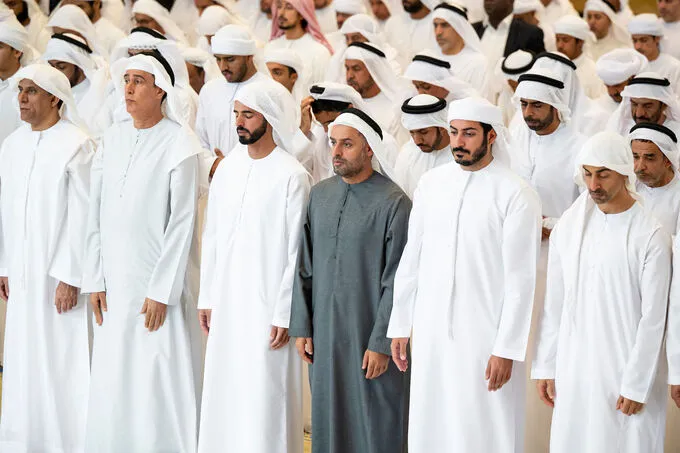 رئيس الدولة وحاكم رأس الخيمة والشيوخ يؤدون صلاة الجنازة على جثمان طحنون بن محمد