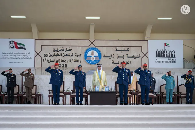 هزاع بن زايد يشهد حفل تخريج كلية خليفة بن زايد الجوية