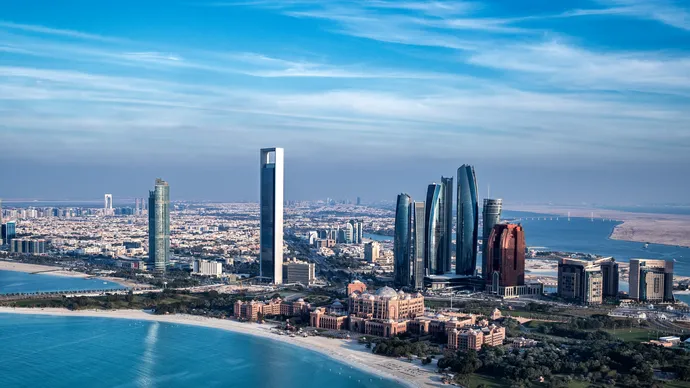 دائرة التنمية الاقتصادية – أبوظبي تمدِّد الفترة الممنوحة لحاملي رخصة «تاجر أبوظبي» عاماً إضافياً لممارسة أعمالهم دون الحاجة إلى مقر