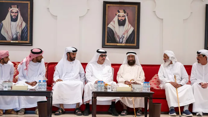 هزاع بن زايد يُقدِّم واجب العزاء في وفاة خميس حموده خميس العرياني