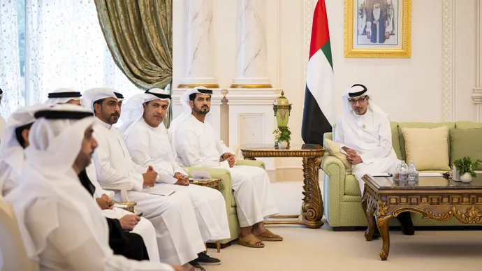 هزاع بن زايد يطّلع على برامج ومبادرات تعزيز منظومة الدعم الاجتماعي في منطقة العين