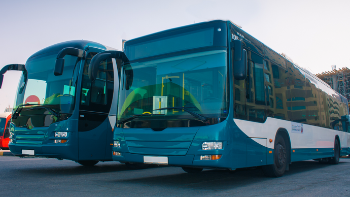 مركز النقل المتكامل يوحِّد تعرفة خدمات حافلات النقل العام في أبوظبي