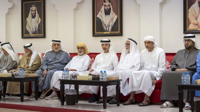 هزاع بن زايد يُقدِّم واجب العزاء في وفاة محمد فهد علي الشامسي