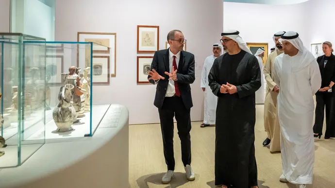 خالد بن محمد بن زايد  يزور المعارض الفنية الموسمية في متحف اللوفر أبوظبي