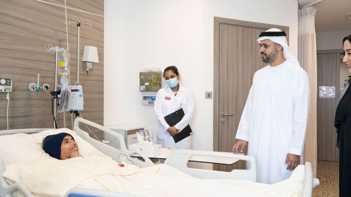 ذياب بن محمد بن زايد يزور الأطفال الفلسطينيين وأسَرهم الذين يتلقّون العلاج في مستشفيات الدولة