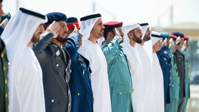 ذياب بن محمد بن زايد يرفع علم الدولة في واحة الكرامة احتفالاً بيوم العلم