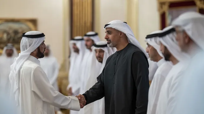 خالد بن محمد بن زايد يُقدم واجب العزاء في وفاة حرم محمد بن بطي آل حامد