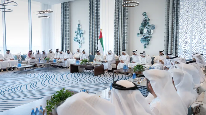  حمدان بن زايد يستقبل المواطنين في قصر الظنة ويكرّم داعمي الهلال الأحمر الإماراتي