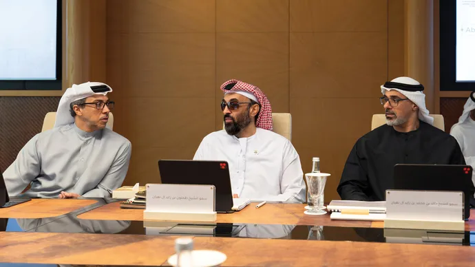 بحضور منصور بن زايد وخالد بن محمد بن زايد.. طحنون بن زايد يترأس اجتماع مجلس الشؤون الاستثمارية