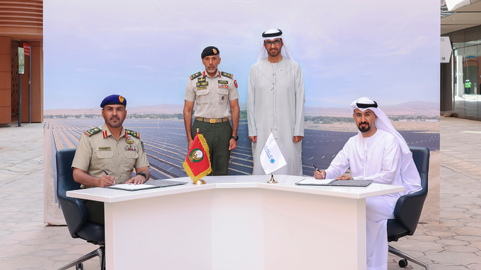 بحضور أحمد بن طحنون، وزارة الدفاع الإماراتية تتعاون مع شركة «مصدر» لتطوير محطات طاقة شمسية في أبوظبي