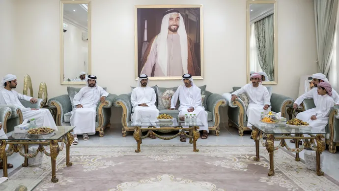 خليفة بن طحنون بن محمد يُقدِّم واجب العزاء في وفاة سعيد بن خصيبة الظاهري