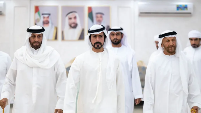 خليفة بن طحنون بن محمد يقدِّم واجب العزاء في وفاة فاخرة أحمد الخييلي
