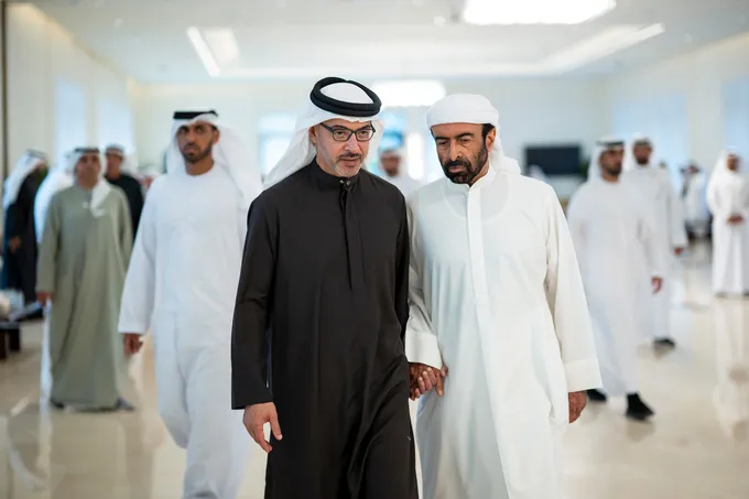 هزاع بن زايد يُقدم واجب العزاء في وفاة حمد بن راشد بن حمد الهاجري