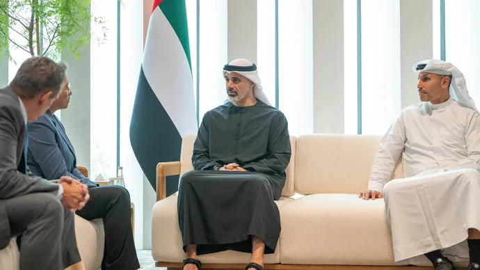 خالد بن محمد بن زايد يلتقي رئيس مجلس إدارة شركة "إي إم دي" لحلول الذكاء الاصطناعي