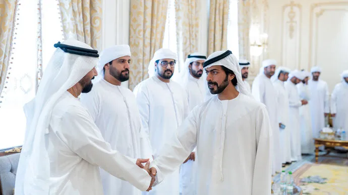 خليفة بن طحنون بن محمد يُقدم واجب العزاء إلى محمد حمد العامري في وفاة والدته