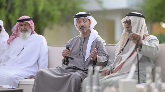 هزاع بن زايد يستقبل الشيوخ والمسؤولين والمواطنين المهنئين في قصر المقام بمنطقة العين