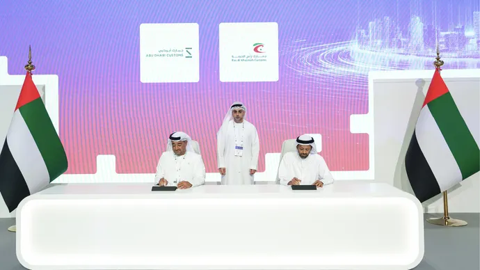 جمارك أبوظبي وجمارك رأس الخيمة توقعان خلال معرض &quot;جيتكس العالمي للتقنية 2025&quot; اتفاقية لتعزيز التكامل والتعاون الاستراتيجي