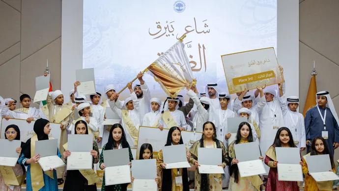 جامعة محمد بن زايد للعلوم الإنسانية تكرِّم الفائز بالدورة الأولى من مبادرة «شاعر بيرق الظفرة»