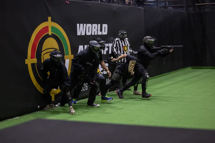 زايد بن سيف بن زايد يشهد انطلاق بطولة الألعاب العالمية للإيرسوفت في أبوظبي