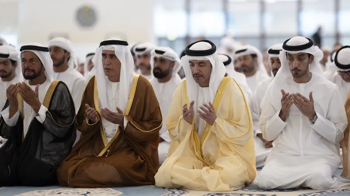 هزاع بن زايد يؤدي صلاة عيد الأضحى ويستقبل جموع المهنئين