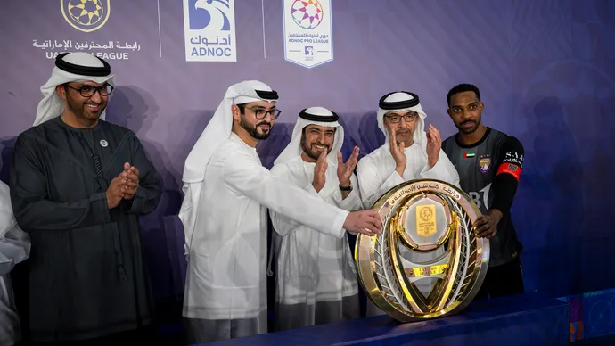هزاع بن زايد يشهد احتفال تتويج نادي العين بلقب "دوري أدنوك للمحترفين" للمرة الـ15 في تاريخه
