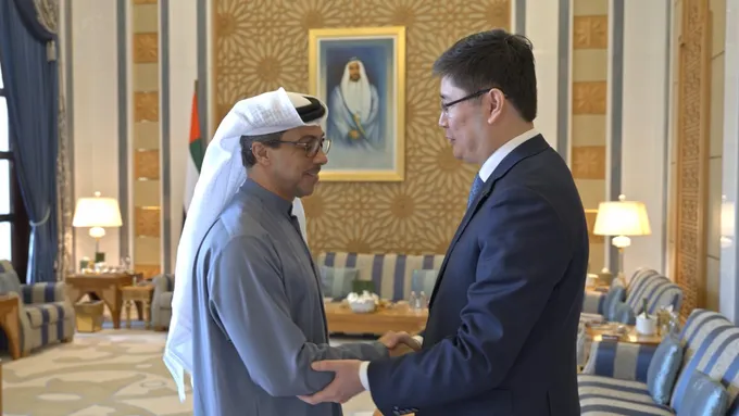 UAE President receives written message from President of Kazakhstan, conveyed through Mansour bin Zayed