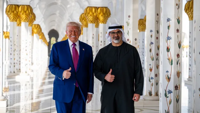 Accompanied by Crown Prince of Abu Dhabi US President visits Sheikh Zayed Grand Mosque in Abu Dhabi
