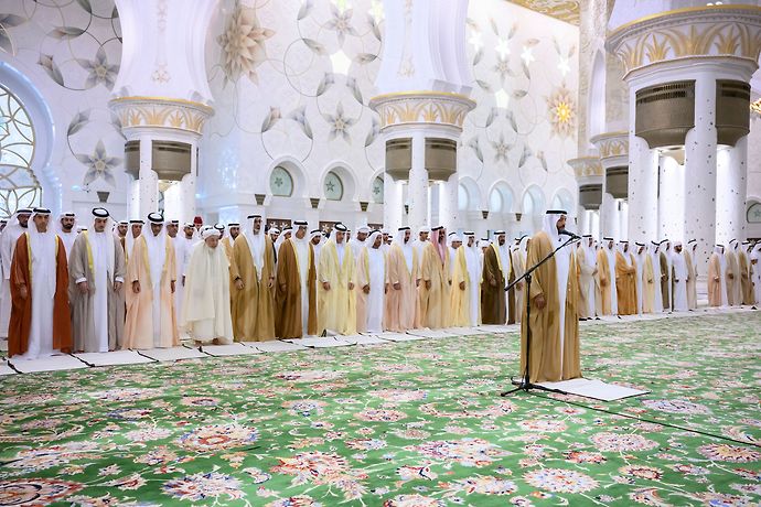 سمو الشيوخ يؤدون صلاة عيد الفطر في جامع الشيخ زايد