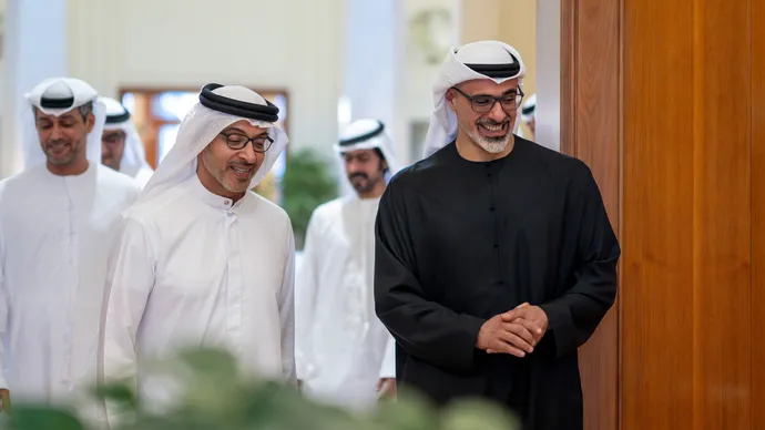 هزاع بن زايد يستقبل خالد بن محمد بن زايد بمحل إقامته في منطقة العين