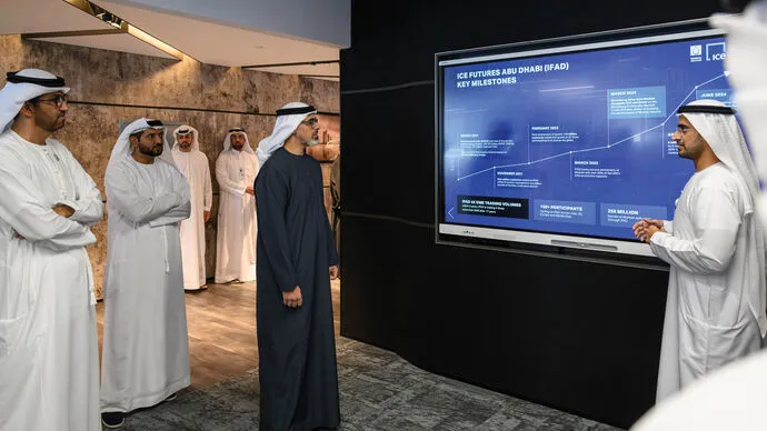 خالد بن محمد بن زايد يزور مكاتب التداول التابعة لمجموعة أدنوك ويلتقي عدداً من خريجي &quot;أكاديمية أدنوك للتجارة والتداول&quot;