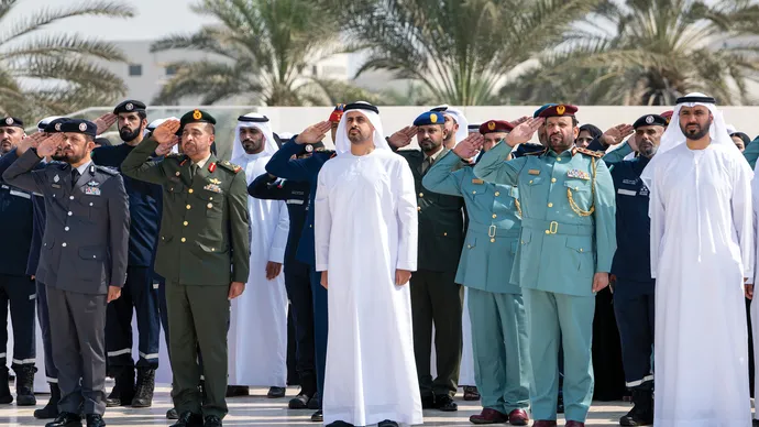 ذياب بن محمد بن زايد يرفع علم دولة الإمارات في واحة الكرامة احتفالاً بيوم العَلم