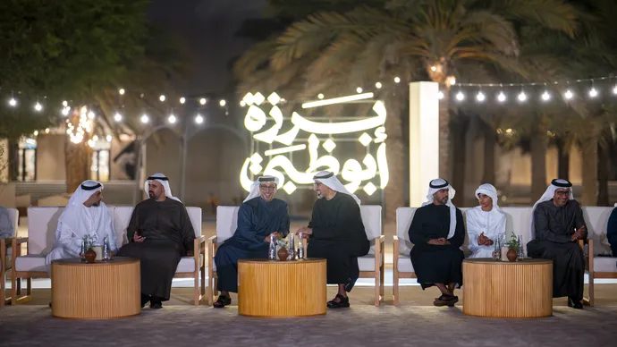 منصور بن زايد وخالد بن محمد بن زايد يحضران المجلس الرمضاني لحكومة أبوظبي "برزة أبوظبي" في قصر الحصن