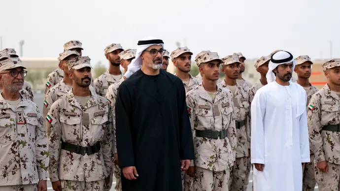 خالد بن محمد بن زايد  يشهد عروضاً تخصصية لمجندي الدفعة الـ 22 من منتسبي الخدمة الوطنية في مركز تدريب سويحان