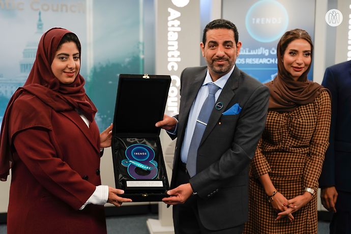 شما بنت سلطان بن خليفة تُكرَّم بجائزة القادة الشباب في مجال التغير المناخي من مركز تريندز للبحوث والاستشارات