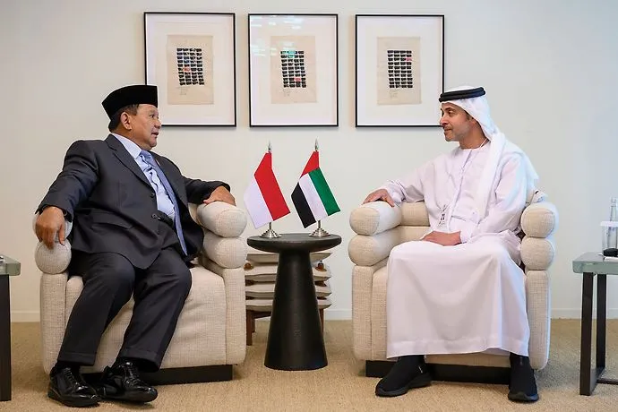هزاع بن زايد يلتقي وزير الدفاع الإندونيسي على هامش &quot;آيدكس 2023&quot;