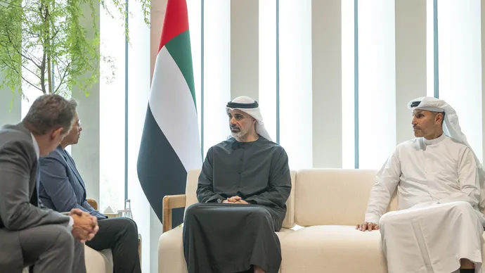 خالد بن محمد بن زايد يلتقي رئيس مجلس إدارة شركة "إي إم دي" لحلول الذكاء الاصطناعي