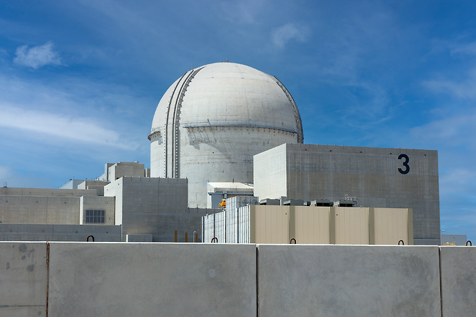 انطلاق عمليات التشغيل التجاري في ثالث محطات براكة للطاقة النووية في أبوظبي