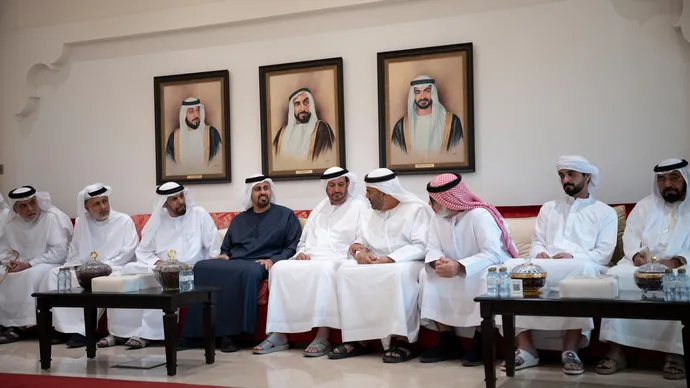 ذياب بن محمد بن زايد يقدِّم واجب العزاء في وفاة سيف راشد النايلي ومحمد فالح الشامسي