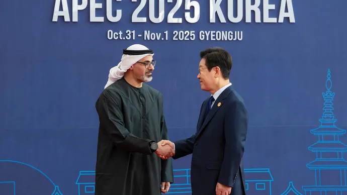 نيابة عن رئيس الدولة.. ولي عهد أبوظبي يشارك في أعمال منتدى التعاون الاقتصادي لدول آسيا والمحيط الهادئ