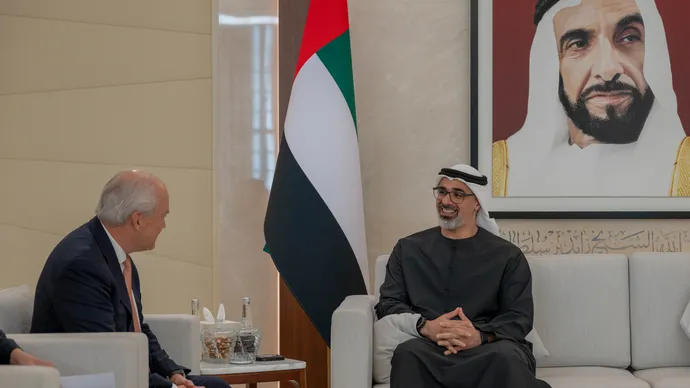 خالد بن محمد بن زايد يلتقي رئيس وأعضاء مجلس إدارة شركة أسترازينيكا