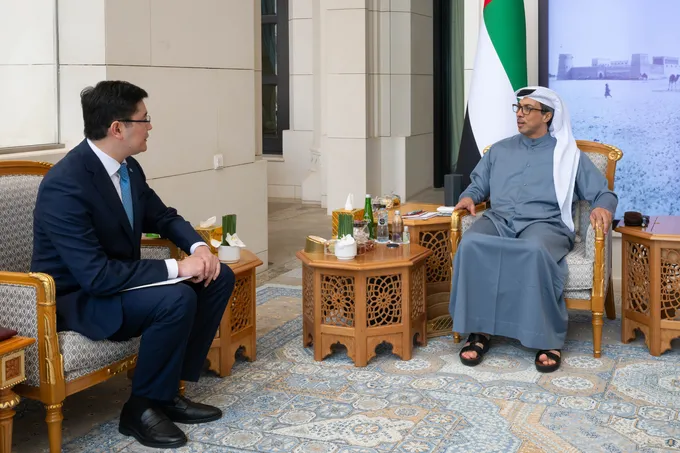 UAE President receives written message from President of Kazakhstan, conveyed through Mansour bin Zayed