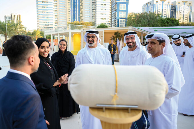 خالد بن محمد بن زايد يشهد جانباً من فعاليات مهرجان الحصن