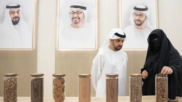 حمدان بن زايد يلتقي نورة المزروعي ويشيد بجهودها في تحويل نواة التمر إلى منتجات غذائية مبتكرة